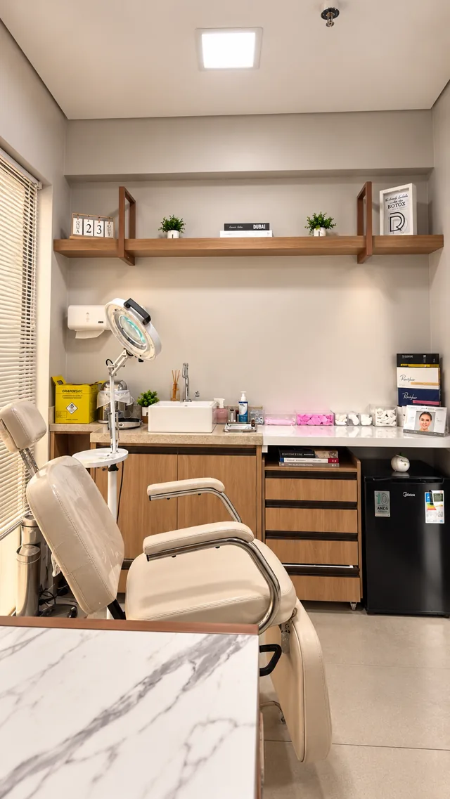 Consultório da Sthetic Center com cadeira de atendimento, bancada e iluminação