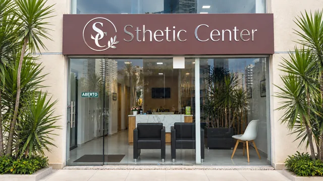 Fachada real da Sthetic Center em Águas Claras, com letreiro e entrada de vidro